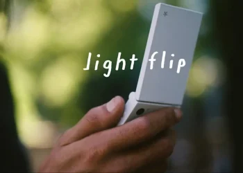 Pengenalan Light Flip, Hape Layar Lipat dengan Desain Retro