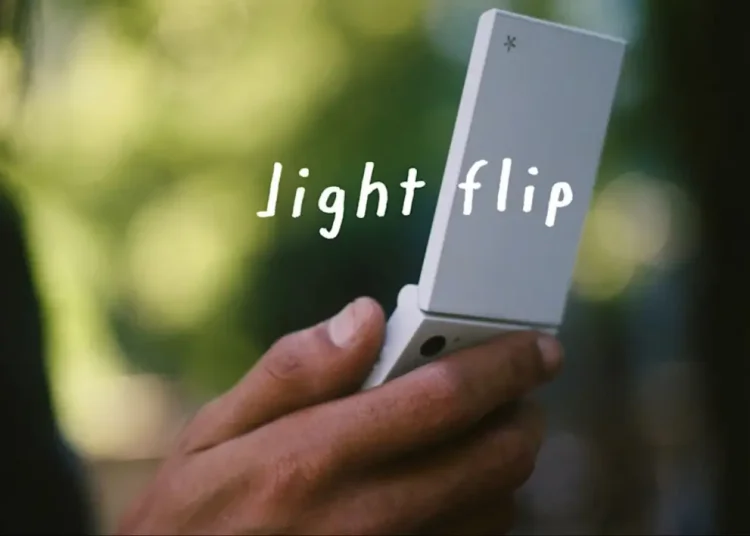Pengenalan Light Flip, Hape Layar Lipat dengan Desain Retro