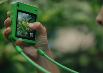 Smartphone Aman untuk Anak Bermain di Luar